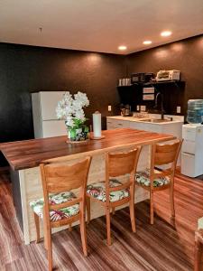 Imagem da galeria de Caldera- Hale Kumu La'au at Volcano em Volcano