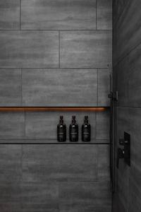tres botellas sentadas en un estante en un baño en Saltwater Pool, Pickleball, Bocce Ball, Glamping, EVcharge, en Joshua Tree