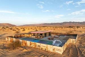 una vista aérea de una casa en el desierto en Saltwater Pool, Pickleball, Bocce Ball, Glamping, EVcharge, en Joshua Tree