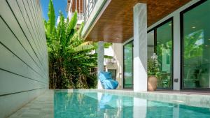 Bazén v ubytování Lively Stay at Vibrant Kata, 4BR Pool Villa B2 near Beach - UTK2 nebo v jeho okolí