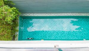 Bazén v ubytování Lively Stay at Vibrant Kata, 4BR Pool Villa B2 near Beach - UTK2 nebo v jeho okolí