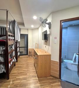 Kuchyň nebo kuchyňský kout v ubytování Le Grey Dalat Hotel