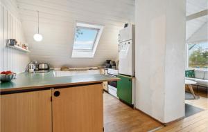 eine Küche mit Kühlschrank und Arbeitsplatte in der Unterkunft Three-Bedroom Holiday Home Knebel With Sea View 03 in Ørby + 24 Fotos
