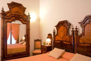 a bedroom with two beds and a large mirror at Agriturismo Villa Mocenigo in Mirano