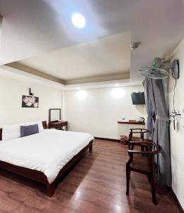 Postel nebo postele na pokoji v ubytování Le Grey Dalat Hotel