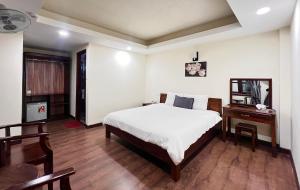 Postel nebo postele na pokoji v ubytování Le Grey Dalat Hotel