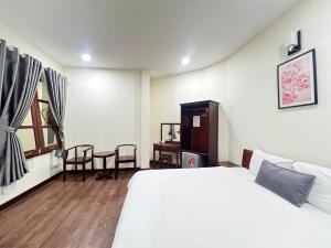 Postel nebo postele na pokoji v ubytování Le Grey Dalat Hotel