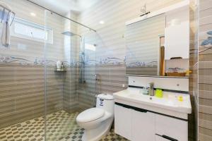 富国Ruby Hotel Phu Quoc的浴室里有马桶、洗手池和淋浴。 更多37张照片