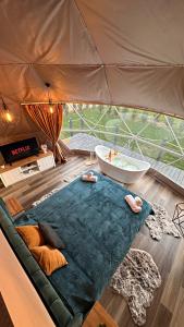Ένα ή περισσότερα κρεβάτια σε δωμάτιο στο Green Garden Glamping Retezat
