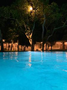 Bazén v ubytování Paradise Garden Beruwala nebo v jeho okolí