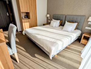 Postel nebo postele na pokoji v ubytování Hotel Arkadia Jelcz-Laskowice