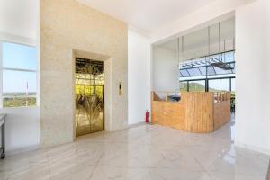 富国Ruby Hotel Phu Quoc的建筑物内一扇空房间,有一扇门