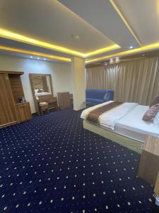 a hotel room with a bed and a desk at فندق عين دره in Sawdāʼ +13 photos