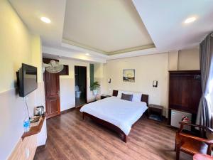 Postel nebo postele na pokoji v ubytování Le Grey Dalat Hotel