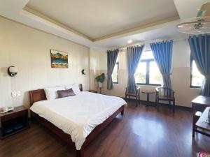 Postel nebo postele na pokoji v ubytování Le Grey Dalat Hotel
