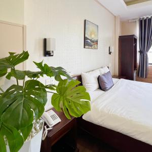 Postel nebo postele na pokoji v ubytování Le Grey Dalat Hotel