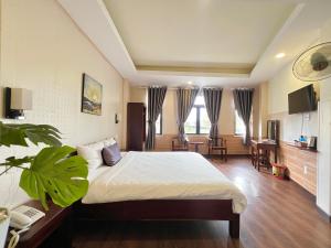 Postel nebo postele na pokoji v ubytování Le Grey Dalat Hotel