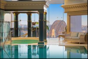 una piscina en un hotel con vistas a una montaña rusa en Modern Apartments Step from Quay west Sebel, en Sídney