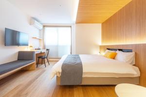 Tempat tidur dalam kamar di Dash Living Gojo