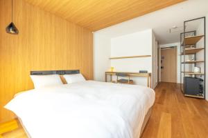 Tempat tidur dalam kamar di Dash Living Gojo