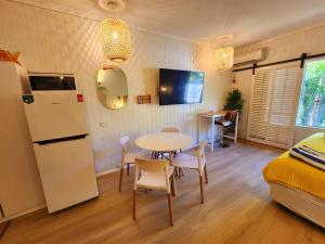 O bucătărie sau chicinetă la Private Hotel Studio Apartment- In Ramada Resort - Full Kitchen