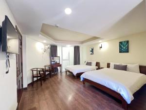 Postel nebo postele na pokoji v ubytování Le Grey Dalat Hotel