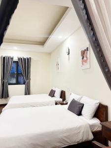 Postel nebo postele na pokoji v ubytování Le Grey Dalat Hotel + 37 fotografií