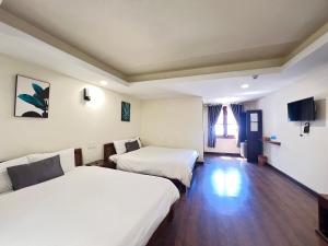 Postel nebo postele na pokoji v ubytování Le Grey Dalat Hotel