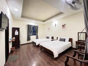 Postel nebo postele na pokoji v ubytování Le Grey Dalat Hotel