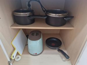Příslušenství pro přípravu čaje a kávy v ubytování Hongdae Guesthouse3 1min from Hongik Uni station Exit #1