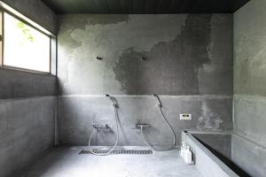 A bathroom at 古民家宿rootfield