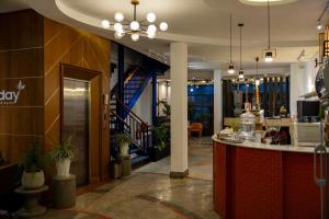 vista sulla hall di un negozio con bar di Casanova Dalat Hotel a Da Lat
