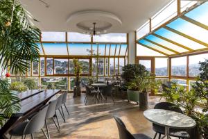 un ristorante con tavoli, sedie e finestre di Casanova Dalat Hotel a Da Lat