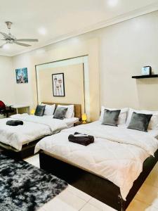 Postel nebo postele na pokoji v ubytování Indahpura kulai #KTV#15PAX#BBQ#MaHJONG#2MIN,AEON,JPO