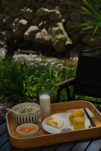 花都广州花都爱树·蝶的森林民宿的盘子上放着一盘食物和一杯牛奶 更多37张照片