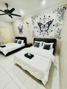 Postel nebo postele na pokoji v ubytování Indahpura kulai #KTV#15PAX#BBQ#MaHJONG#2MIN,AEON,JPO