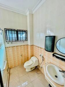 Koupelna v ubytování Indahpura kulai #KTV#15PAX#BBQ#MaHJONG#2MIN,AEON,JPO + 49 fotografií