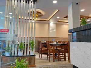 Un restaurant u otro lugar para comer en Hotel Resunga Arjun