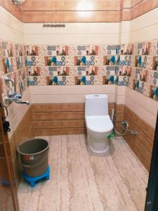 une salle de bain avec toilettes et baignoire dans l'établissement Airport Luxury Nature Homestay- Near Jolly Grant Airport Dehradun, à Doiwāla 242 autres photos