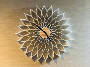 eine Mandala-Dekoration aus Metall an einer Wand in der Unterkunft ぷらむならまち Momiji邸 in Nara