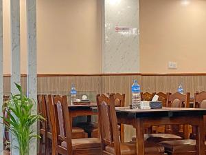 Un restaurant u otro lugar para comer en Hotel Resunga Arjun