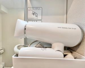 - des toilettes blanches dans une salle de bains munie d'un panneau dans l'établissement 君の家AOTO#Haneda&Narita Access#Free reserved parking, à Tokyo