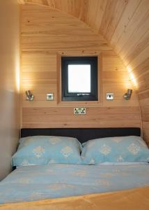 Postel nebo postele na pokoji v ubytování NEW Countryside Farm Pod on Isle of Seil