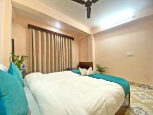 Una cama o camas en una habitación de Hotel Resunga Arjun