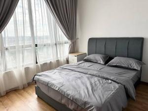 Ένα ή περισσότερα κρεβάτια σε δωμάτιο στο NEW! 2BR WeHome Bathtub Paradigm UTM WiFI