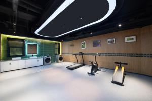 Posilňovňa alebo fitness centrum v ubytovaní Qiuguo Hotel Chongqing Guanyin Bridge Branch