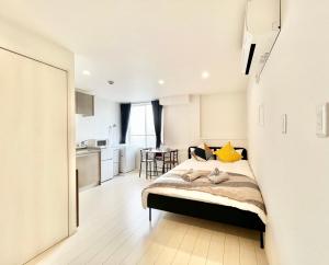 une chambre avec un lit et une cuisine dans l'établissement 君の家AOTO#Haneda&Narita Access#Free reserved parking, à Tokyo