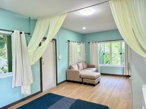 Postel nebo postele na pokoji v ubytování นพรัตน์การ์เด้นฮิลล์