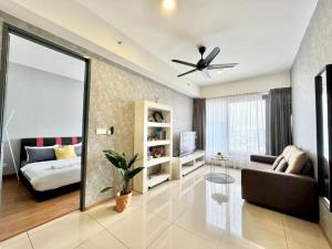 ジョージタウンにあるTropicana 218 Macalister #Homely #Georgetown #Infinity Pool #Near island hospital #6pax #2BR 2bath #2Queen 2Single #Quality well maintained #Private hostのリビングルーム(ソファ、テーブル、天井ファン付)