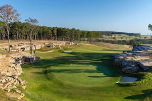 vista su un campo da golf con parete di roccia di Cloudland at McLemore Resort Lookout Mountain, Curio by Hilton a Rising Fawn